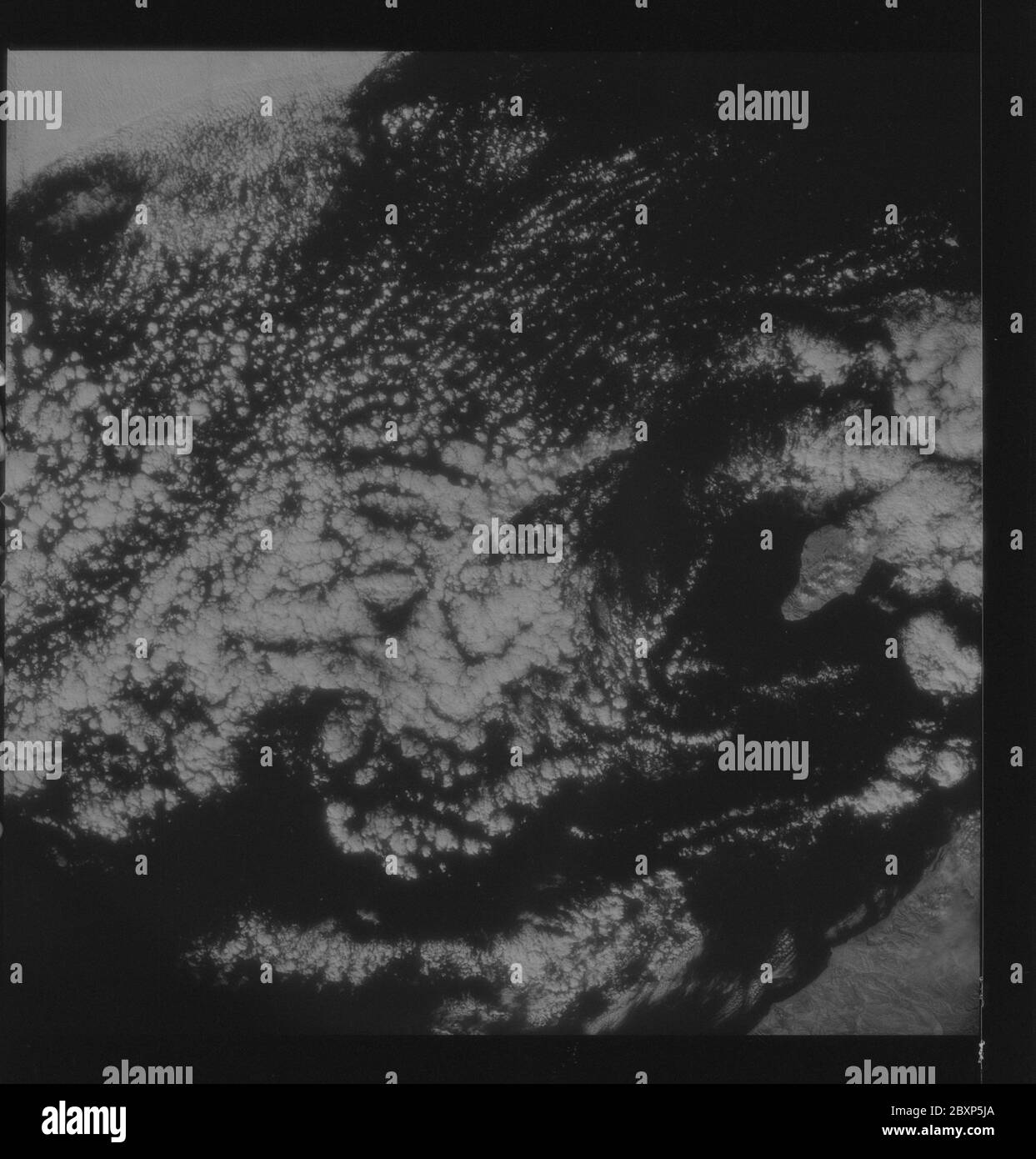 AS09-26C-3797C - Apollo 9 - Apollo 9 Missionsbild - S0-65 Multispektralfotografie - Kalifornien; Umfang und Inhalt: Die Originaldatenbank beschreibt dies wie folgt: Beschreibung: Erdbeobachtung aufgenommen von der Apollo 9 Crew. Blick ist auf Santa Catalina und San Clemente Inseln und San Clementee Küste, Kalifornien. Der Breitengrad betrug 32.57 N bei Längengrad 118.40 W, die Überlappung betrug 7.5 %, die Höhenmeilen 132 und die Wolkendecke 60 %. Diese Bilder wurden im Rahmen des NASA S0-65 Experiments ``Multispectral Terrain Photography`` aufgenommen. Das Experiment bietet simultane Satellitenaufnahmen der Erdoberfläche in Stockfoto